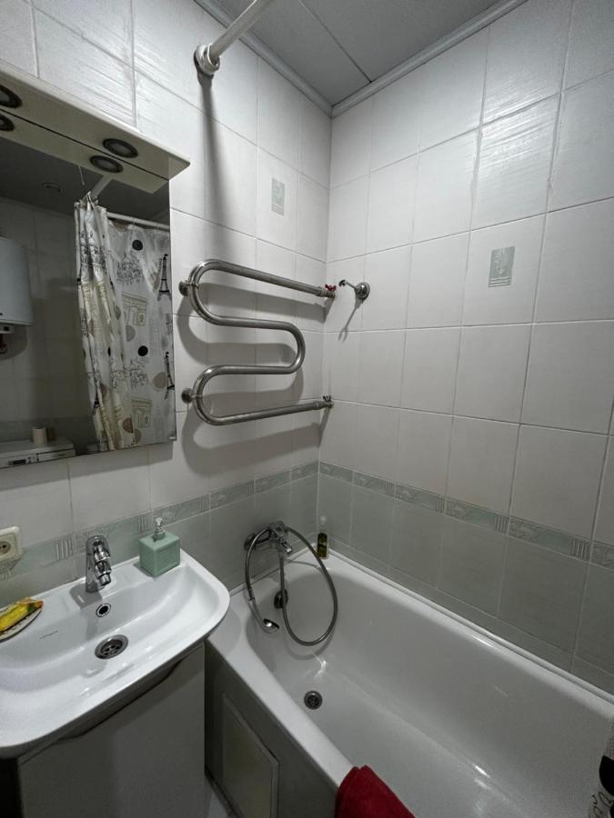Apartment Near Train Station And Close To City Center Kyiv Exterior photo