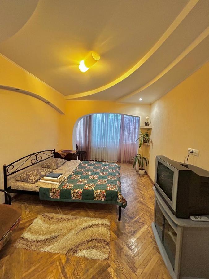 Apartment Near Train Station And Close To City Center Kyiv Exterior photo